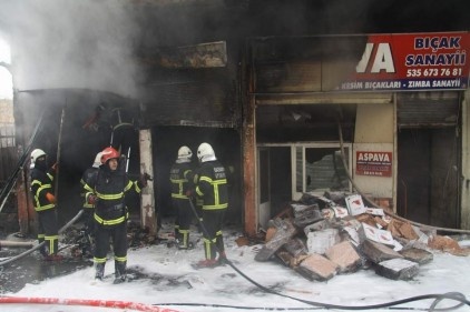 Gaziantep&#8217;te bir ayakkabı atölyesinde çıkan yangın çevre sakinlerini korkuttu