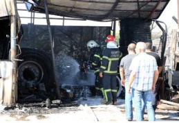 Gaziantep’te bir iş makinesi garajında çıkan yangın paniğe neden oldu