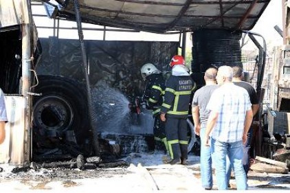 Gaziantep&#8217;te bir iş makinesi garajında çıkan yangın paniğe neden oldu