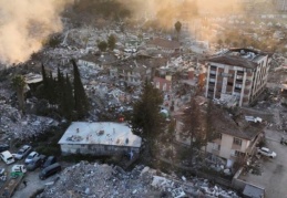 Gaziantep’te bir kişi enkazdan 111 saat sonra sağ olarak kurtarıldı