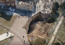 Gaziantep'te deprem sonrası dev obruk oluştu