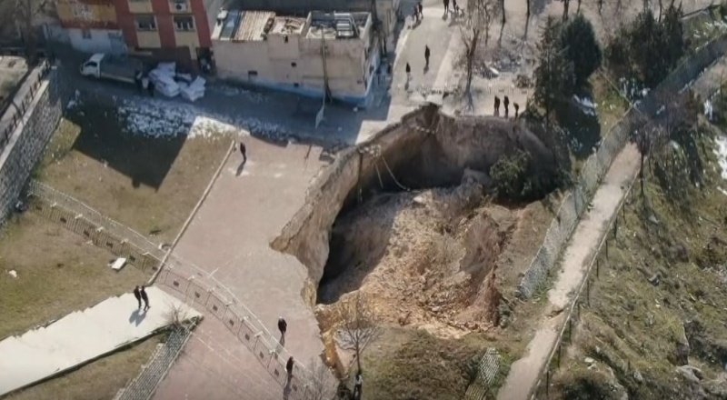 Gaziantep'te deprem sonrası dev obruk oluştu