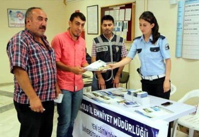 Gaziantep'te polis, üniversiteye kayıt yaptıracak öğrencilerinin velilerine terör ve zararlı alışkanlıklara karşı uyarı 