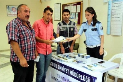 Gaziantep&#039;te polis, üniversiteye kayıt yaptıracak öğrencilerinin velilerine terör ve zararlı alışkanlıklara karşı uyarı 
