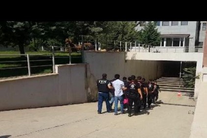 Gaziantep&#039;te terör örgütü PKK/KCK&#8217;ya yönelik düzenlenen operasyonda gözaltına alınan 8 şüpheliden 6&#8217;sı tutuk