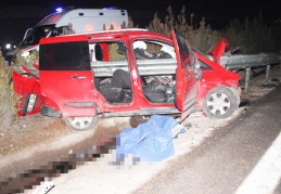 Gaziantep’te ticari araç bariyerlere ok gibi saplandı: 1 ölü, 1 yaralı