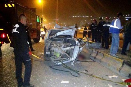 Gaziantep&#039;te TIR ile otomobil çarpıştı: 1 ölü, 2 yaralı