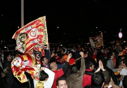 Gaziantep’te yer gök sarı-kırmızı oldu