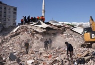 Gaziantep'te yıkılan bir binanın kolonunu kestikleri iddiasıyla yakalanan 2 kişi tutuklandı