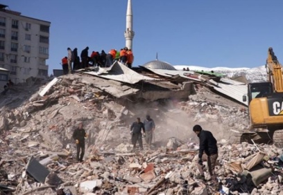 Gaziantep'te yıkılan bir binanın kolonunu kestikleri iddiasıyla yakalanan 2 kişi tutuklandı