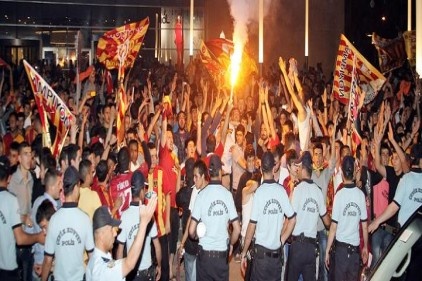 Gaziantep&#8217;teki Galatasaraylılar sokaklara döküldü