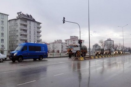 Gaziantep&#039;ten çıkan askeri konvoy, Kilis&#039;e ulaştı
