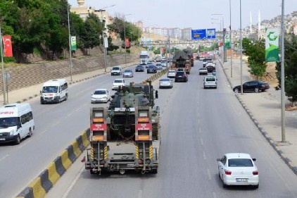 Gaziantep&#039;ten Suriye sınırındaki Şanlıurfa&#039;ya 10 tank gönderildi