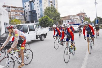 Gaziantep&#039;ten yola çıkan 11 bisikletçi, Niğde&#039;yi geçti