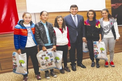 Gazikent Bayan Futbol Takımına malzeme desteği yapıldı