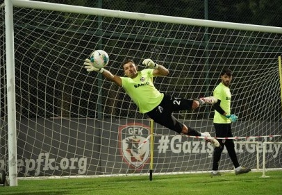 Gazişehir, akşam antrenmanlarında taktik çalışıyor