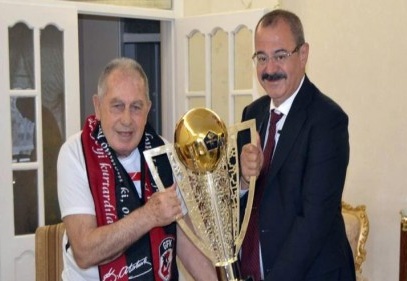 Gazişehir Gaziantep'ten efsane kaptana kupa sürprizi 