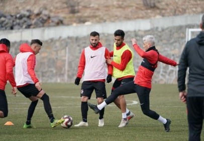 Gazişehir gözünü İstanbul ve Adana Demirspor’a dikti