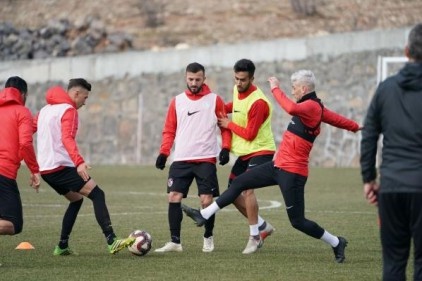 Gazişehir gözünü İstanbul ve Adana Demirspor&#8217;a dikti