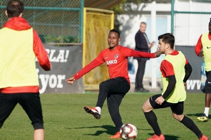 Gazişehir, Karabükspor&#8217;a karşı ilk galibiyetini almak istiyor