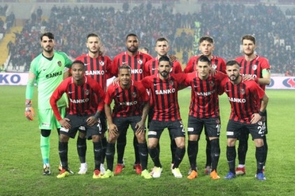 Gazişehir, Mehmet Altıparmak&#8217;la ilk kez sahadan yenilgiyle ayrıldı