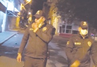 Gece bekçileri, her yarım saatte bir düdük çalıyor