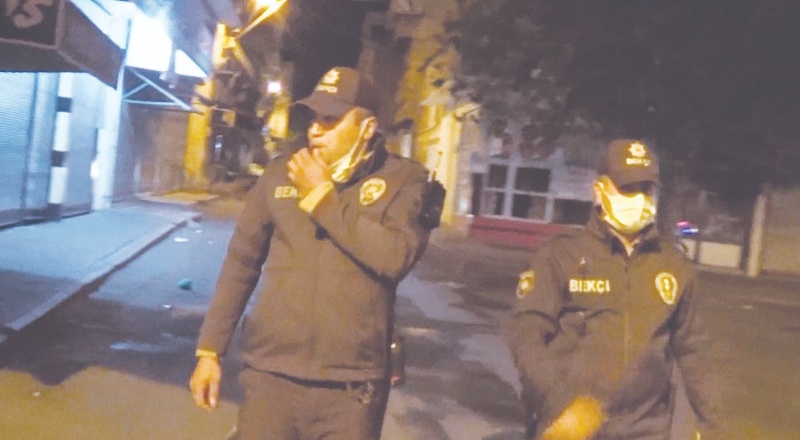 Gece bekçileri, her yarım saatte bir düdük çalıyor