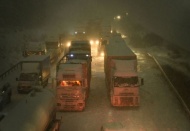 Gece binlerce kişi araçlarının içerisinde mahsur kaldı