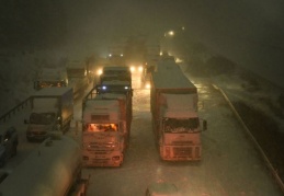 Gece binlerce kişi araçlarının içerisinde mahsur kaldı