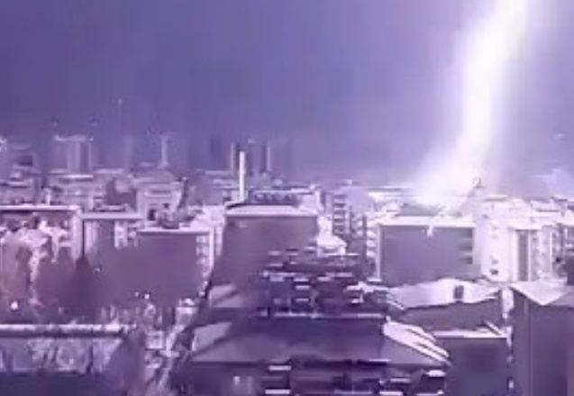 Gece boyunca şimşek ve gök gürültüsü yaşandı