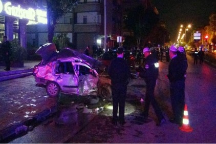 Gece saatlerindeki araba yarışı kazayla bitti