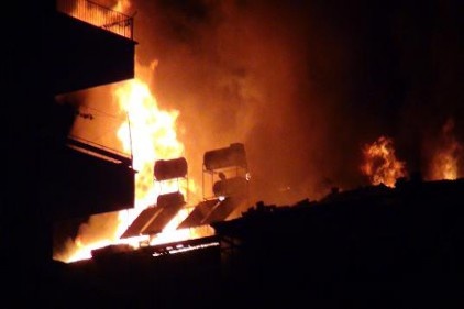 Gece vakti, binanın çatısı tutuştu