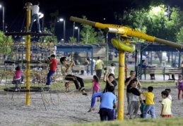 Geceleri ışık ve ses gösterimleri ile gölet renkli bir görüntüye dönüşüyor.