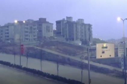 Geceyi şimşekler aydınlattı
