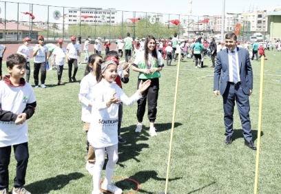 Geleceğimizin teminatı, gençler ve çocuklardır