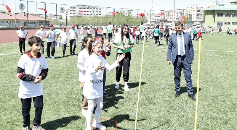 Geleceğimizin teminatı, gençler ve çocuklardır