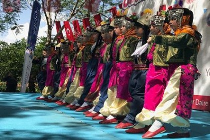 &#8220;Geleneksel Halk Oyunları Şenliği&#8221; nefes kesti