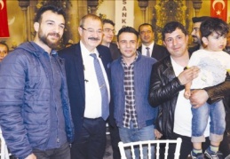 Geleneksel iftar yemeğinde bir araya geldiler