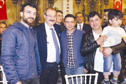 Geleneksel iftar yemeğinde bir araya geldiler