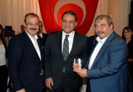 Geleneksel iftar yemeğinde kıdemli personele plaket verildi
