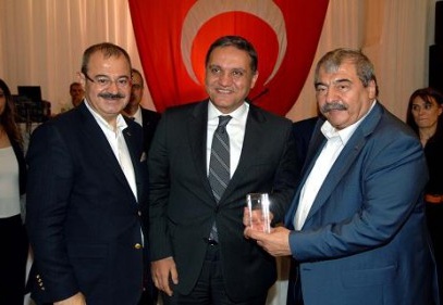 Geleneksel iftar yemeğinde kıdemli personele plaket verildi