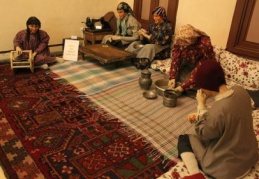 Geleneksel mutfak kültürü ve yemeklerin yapılışı gösteriliyor