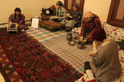 Geleneksel mutfak kültürü ve yemeklerin yapılışı gösteriliyor
