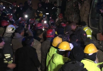 Genç kız 159 saat sonra enkazdan sağ olarak çıkartıldı