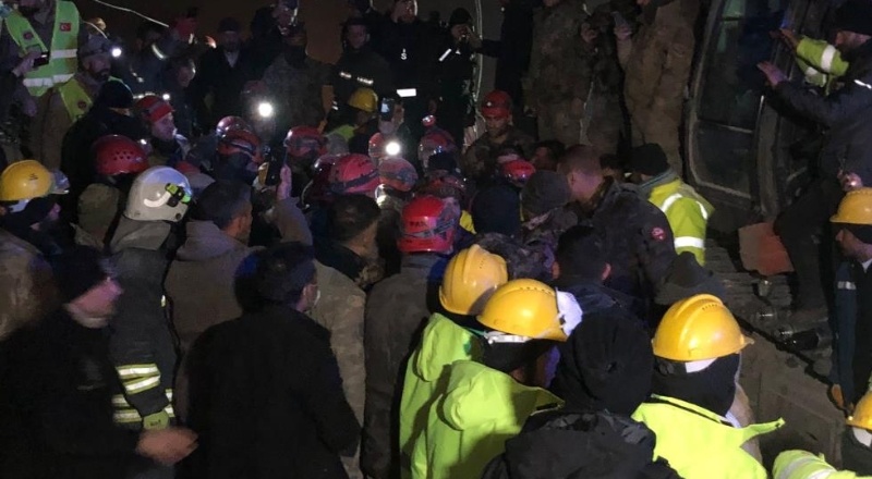 Genç kız 159 saat sonra enkazdan sağ olarak çıkartıldı