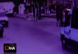 Genç kız kapısı açık minibüsten böyle düştü