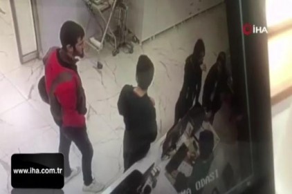 Genç kızlar doktoru böyle darp etti!