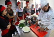 Genç kızlar kavurmanın tekniklerini öğrendi