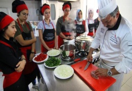 Genç kızlar kavurmanın tekniklerini öğrendi