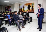 Genç kramponlar, teorik öğreniyor